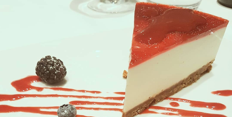 Cheesecake with raspberry coulis - Pulcinella | Traditional Italian Pizza Delivery in Monaco
